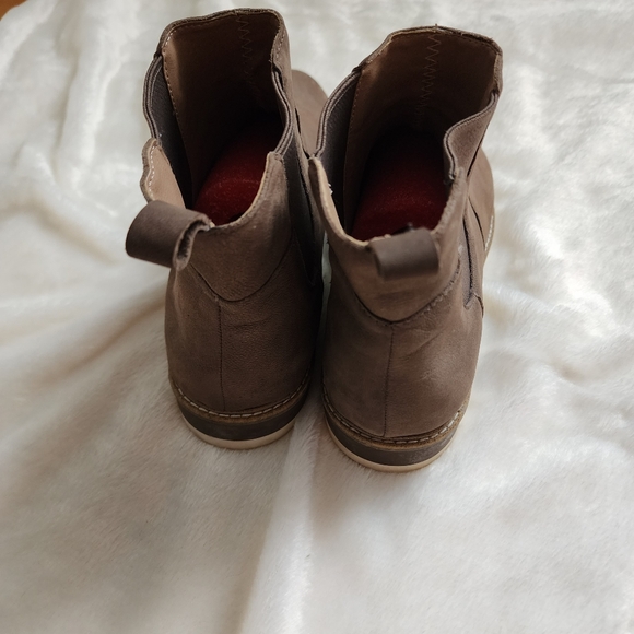 ME TOO Avery Hiker Bootie Womens 11 Taupe Leather Chelsea Boot Slip On - Picture 4 of 7